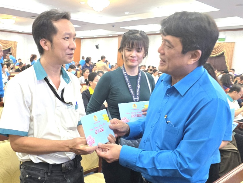 Mr. Bui Thanh Nhan (right cover) gives gifts and cares for union members and workers during the Binh Ngo Lunar New Year 2026. Photo: Nam Duong