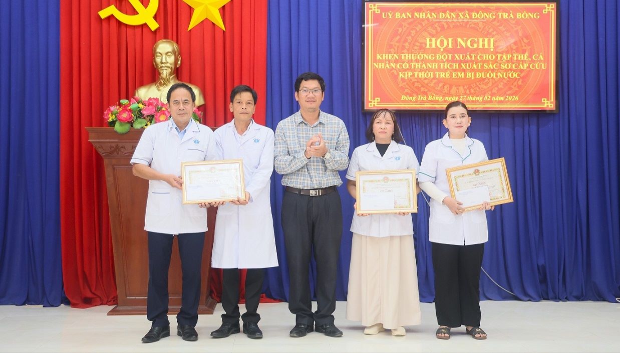 Mr. Le Minh Vuong - Chairman of Dong Tra Bong Commune People's Committee, Quang Ngai province commended the collective of the Commune Health Station and two individuals, Ms. Nguyen Thi Kim Anh and Ms. Ho Thi Ninh. Photo: Vien Nguyen