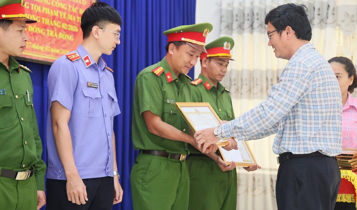 UBND xã Đông Trà Bồng khen thưởng cho các cá nhân có thành tích xuất sắc trong công tác đấu tranh phòng, chống tội phạm ma túy. Ảnh: Viên Nguyễn