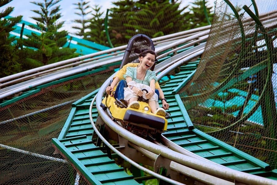 Du khách trải nghiệm máng trượt khi vui chơi tại Bà Nà. Nguồn: Sun Group. 
