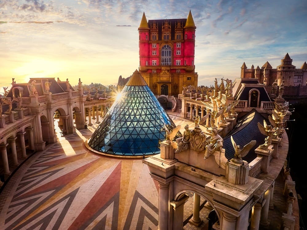 Quảng trường Nhật Thực là điểm check-in không thể bỏ qua khi đến Bà Nà. Ảnh nguồn: Sun Group 