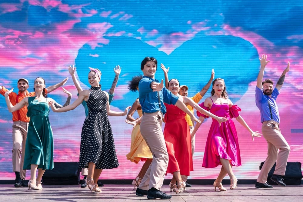 Những show diễn quốc tế lôi cuốn, ly kỳ sẽ mang đến cho du khách những cảm xúc mới mẻ trong hành trình du xuân. Nguồn: Sun Group. 