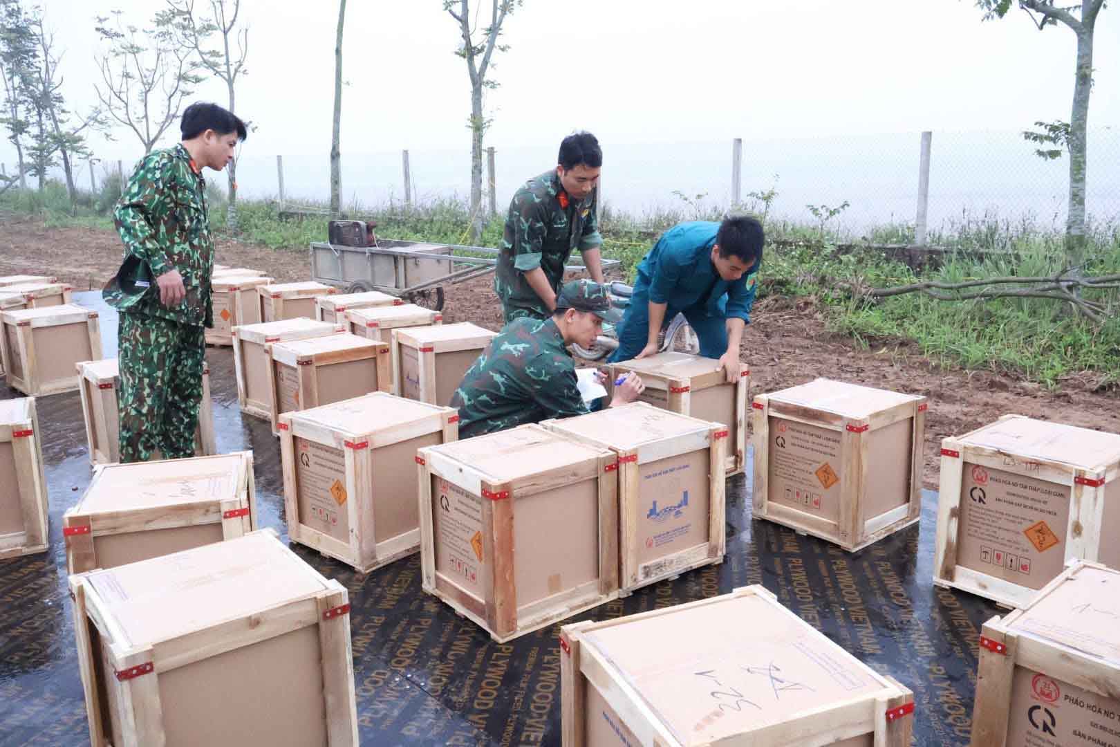Low-altitude fireworks battlefield at Den Ha is ready to open fire on the evening of February 28. Photo: Ba Vi Commune People's Committee