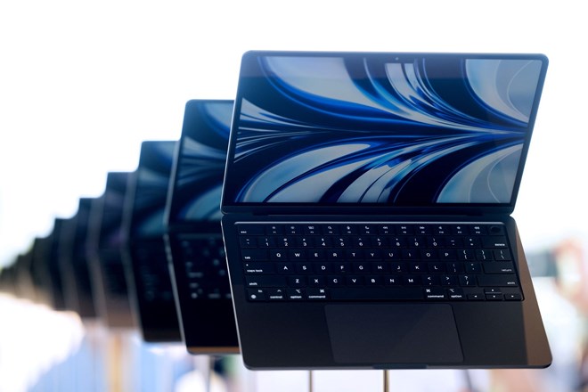 MacBook Air is always a worthwhile choice because of its affordable price for many people. Photo: AFP