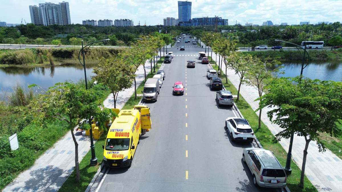   Hệ thống hạ tầng giao thông ở đây cơ bản đã hình thành từ nhiều năm trước. Tuy nhiên, các khu đất vẫn um tùm cỏ mọc xen lẫn đầm lầy.