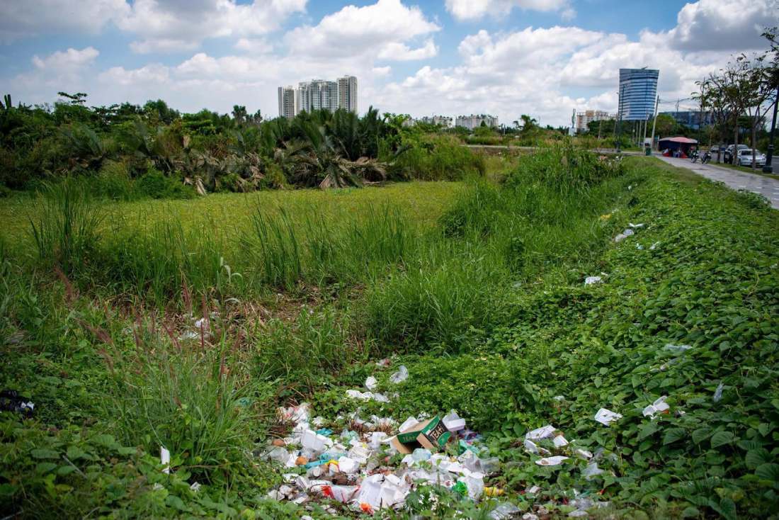 Các hạ tầng tiện ích quanh khu đất đã xuống cấp, nhiều người dân xã rác bừa bãi trong khu đất. Ảnh: Thái Bảo