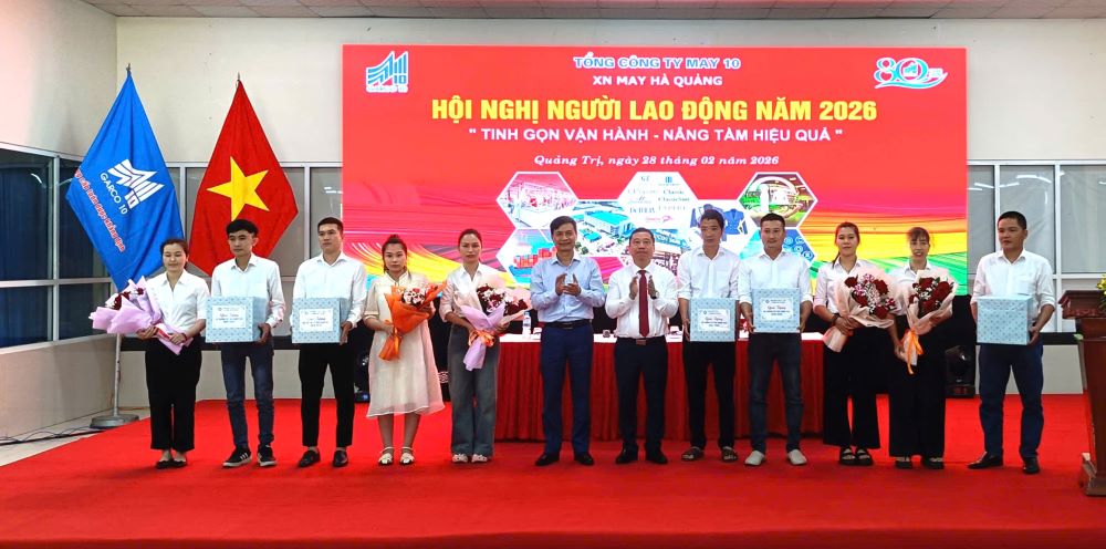 Lãnh đạo Xí nghiệp May Hà Quảng đã khen thưởng cho các cá nhân có thành tích xuất sắc năm 2025 tại Hội nghị Người lao động 2026. Ảnh: Công Sáng