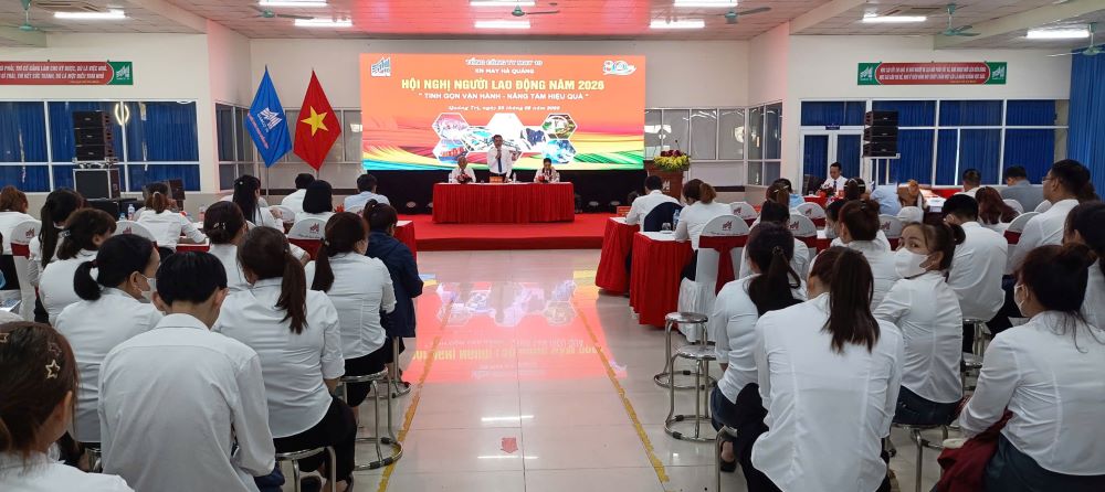 Ha Quang Garment Enterprise (Quang Tri) organizes the 2026 Employee Conference, committing to ensure the lives of workers. Photo: Thanh Trung