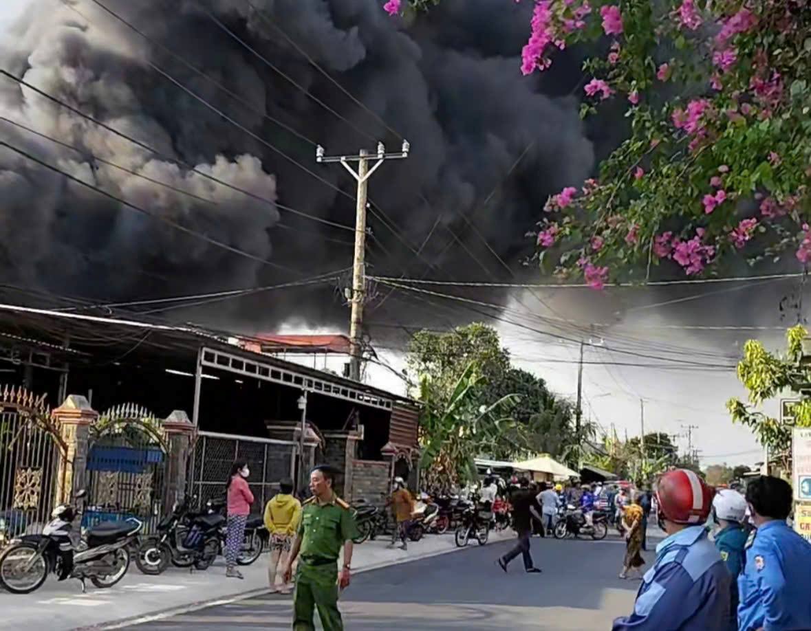 Lực lượng chức năng có mặt phong tỏa hiện trường vụ cháy. Ảnh: Minh Hiếu