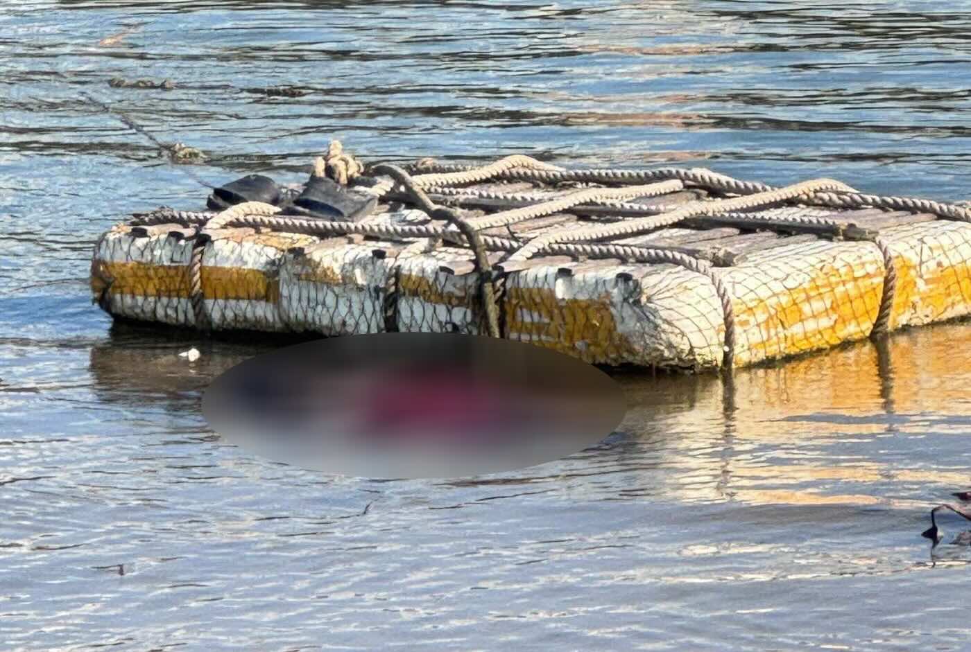 Body found at Nhat Le estuary. Photo: Dai Duong