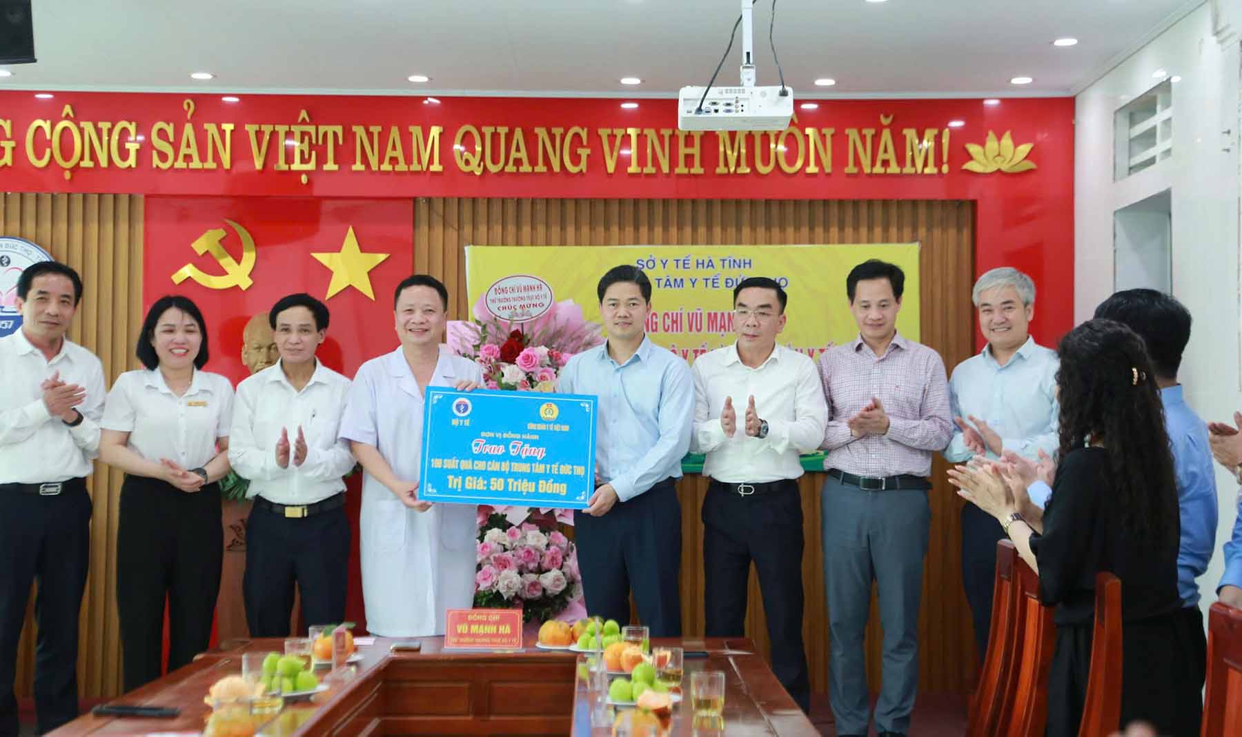 Dịp này, Công đoàn Y tế Việt Nam cũng tặng Trung tâm Y tế Đức Thọ (Hà Tĩnh) 100 suất quà trị giá 50 triệu đồng. Ảnh: Trần Tuấn