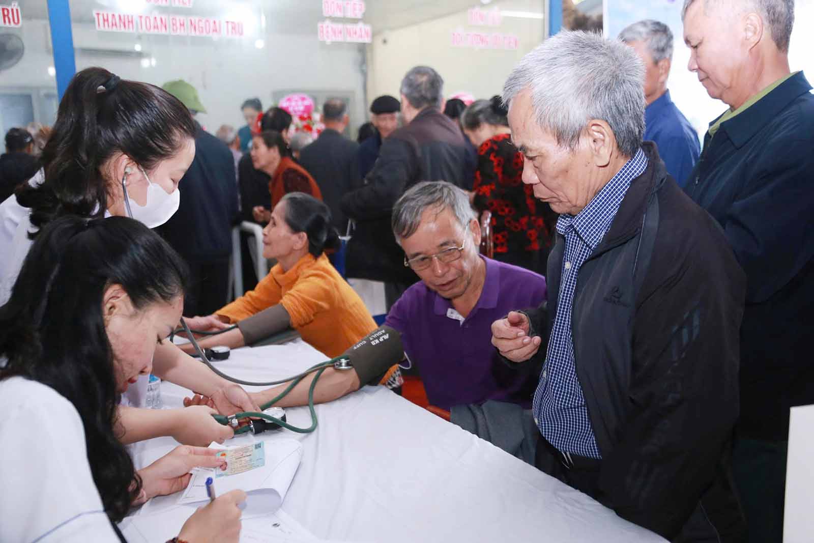 300 people were health checked and given free medicine. Photo: Tran Tuan