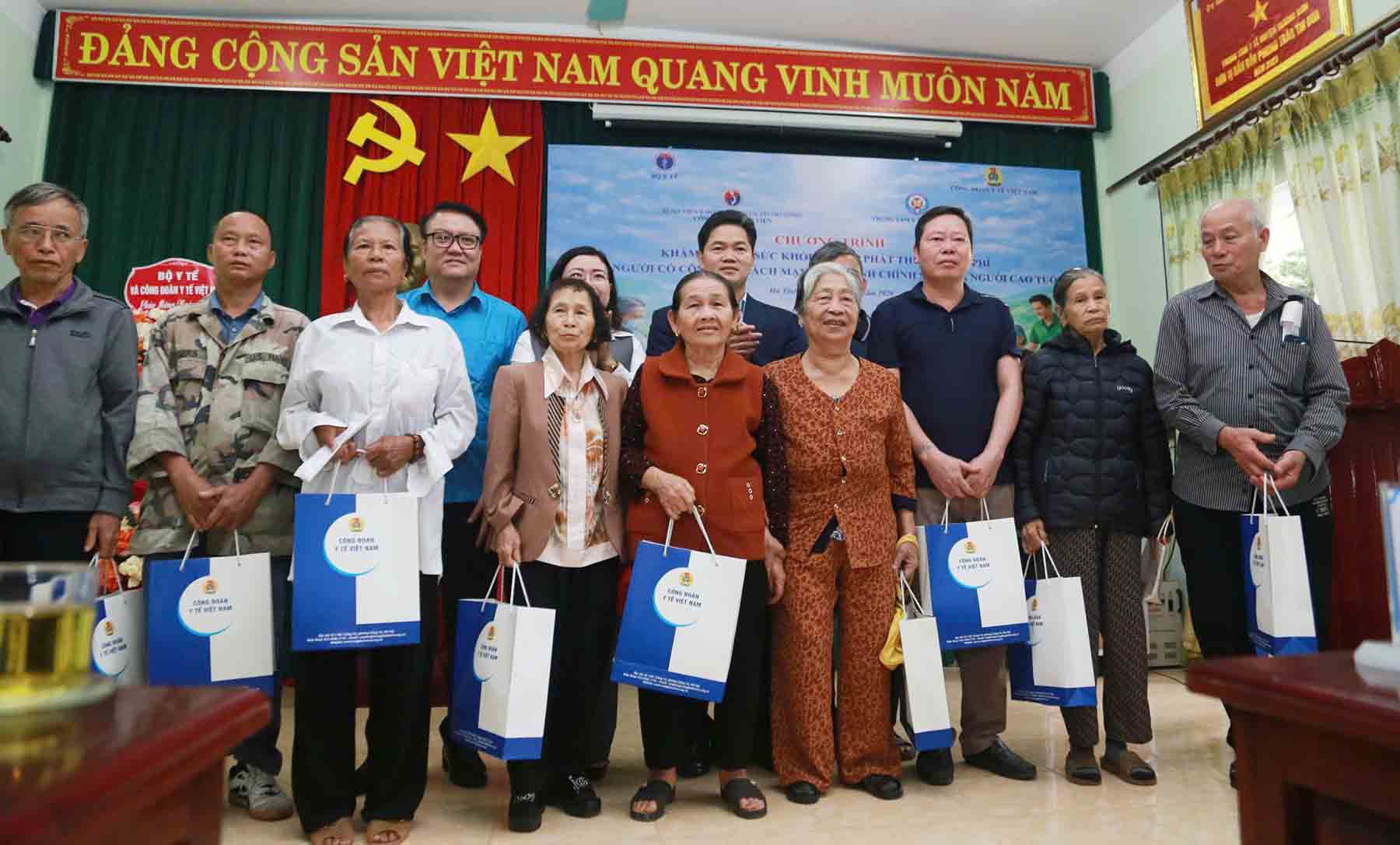 Tặng 300 suất quà. Ảnh: Trần Tuấn