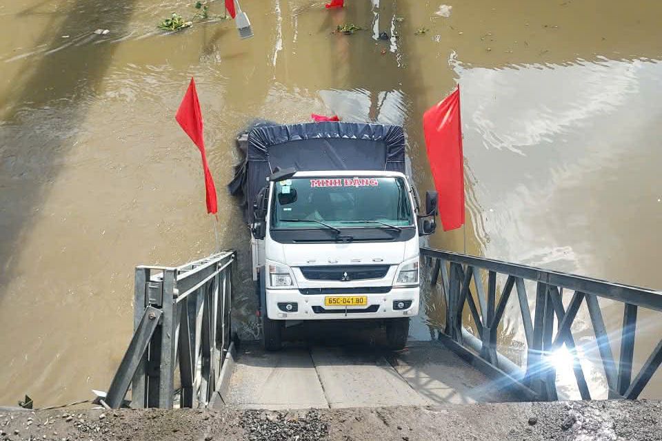 Chiếc xe tải chở gạo nằm giữa lòng kênh. Ảnh: Tạ Quang