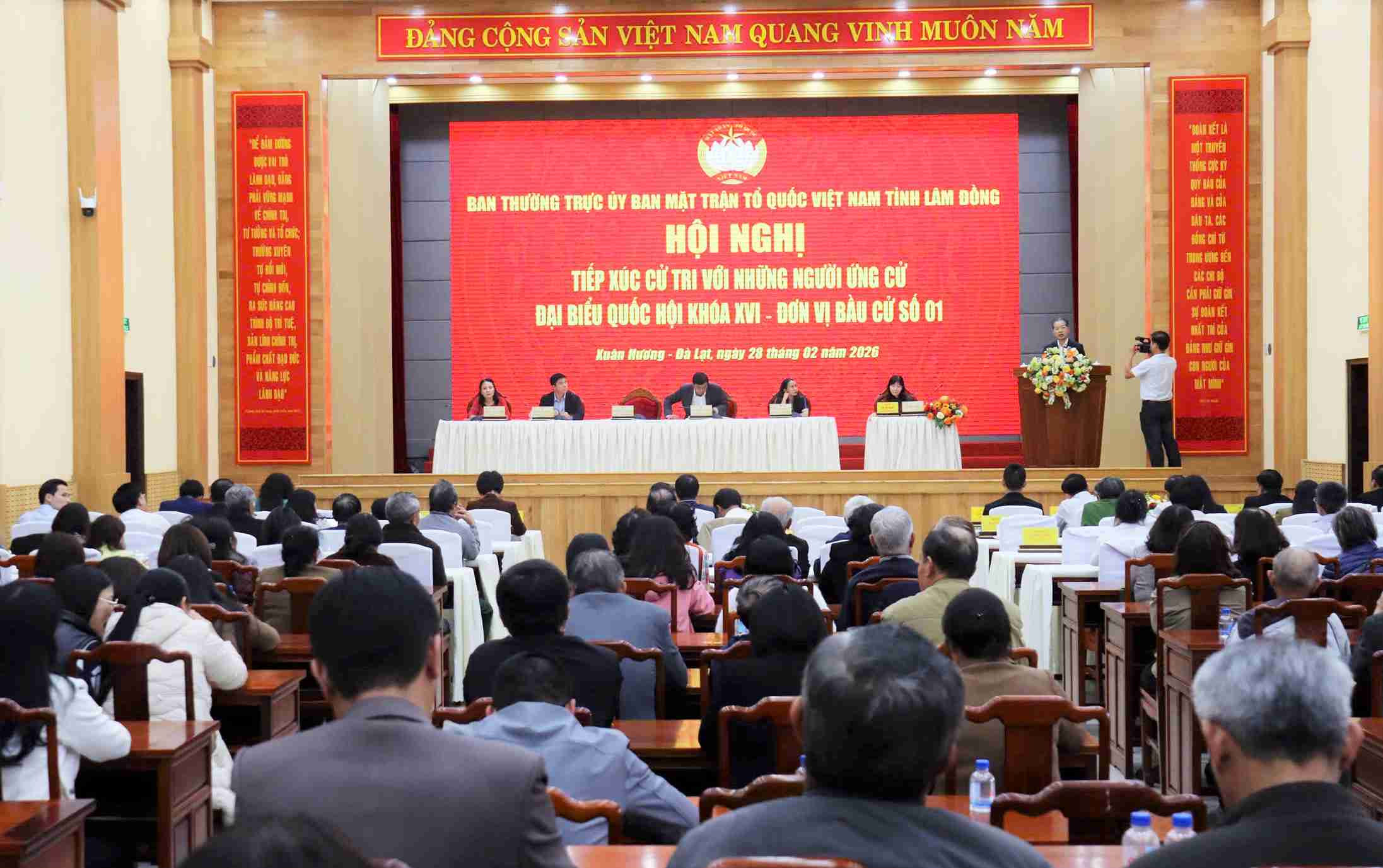 Các ứng cử viên đại biểu Quốc hội khóa XVI thuộc đơn vị bầu cử số 1 tỉnh Lâm Đồng đã tiếp xúc cử tri tại phường Xuân Hương - Đà Lạt. Ảnh: Phúc Khánh 