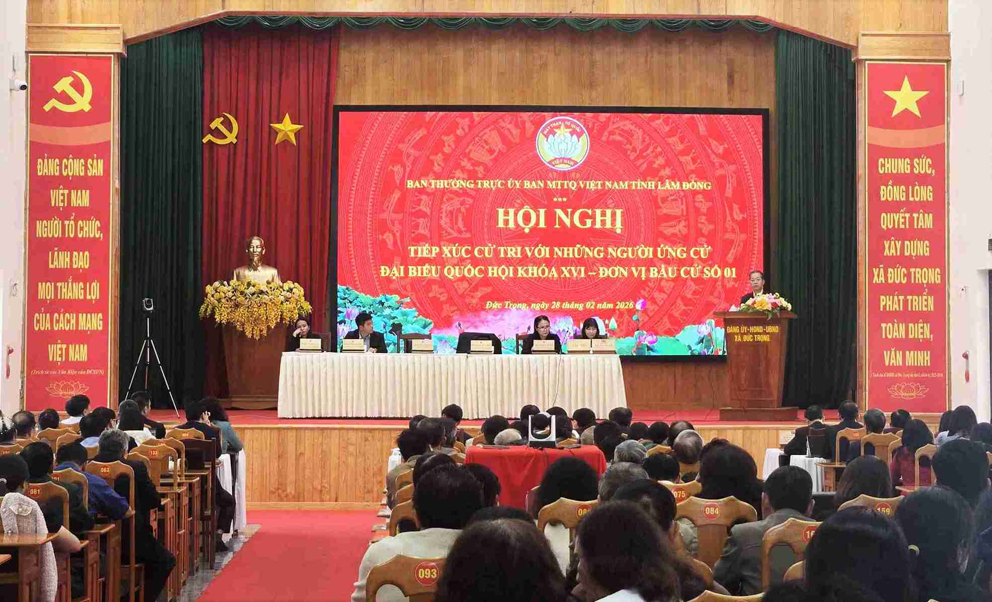 Các ứng cử viên đại biểu Quốc hội khóa XVI thuộc đơn vị bầu cử số 1 tỉnh Lâm Đồng đã tiếp xúc cử tri xã Đức Trọng. Ảnh: Phúc Khánh 