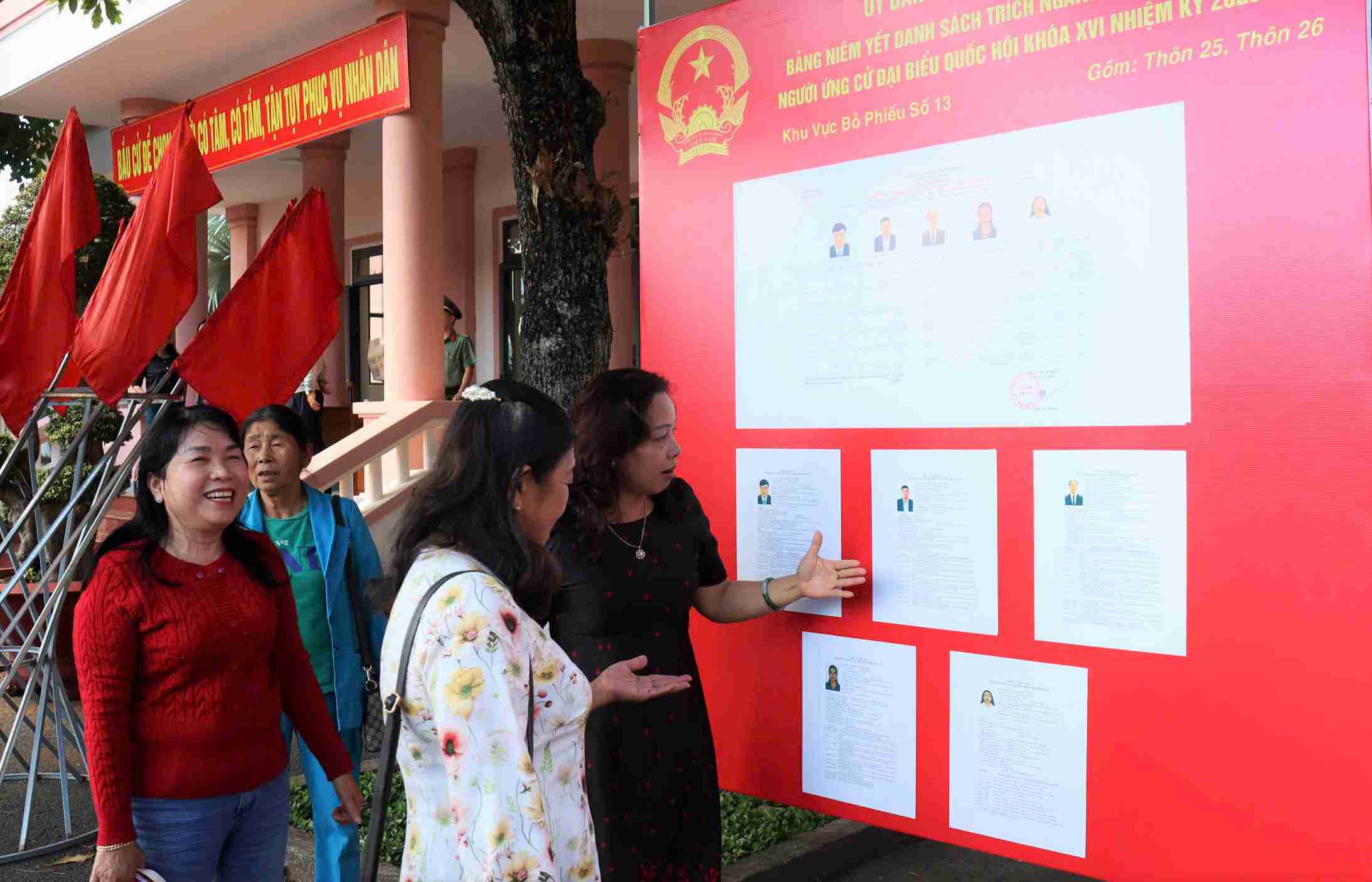 Cử tri tỉnh Lâm Đồng tìm hiểu về tiểu sử của các ứng cử viên các ứng cử viên đại biểu Quốc hội khóa XVI thuộc đơn vị bầu cử số 1 tỉnh Lâm Đồng đã tiếp xúc cử tri. Ảnh: Phúc Khánh 