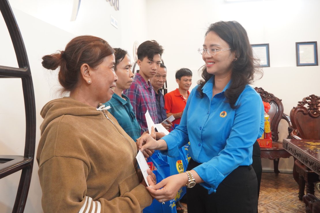 Bà Lê Thị Sương Mai – Chủ tịch LĐLĐ TP Cần Thơ thăm, tặng quà cho công nhân Công ty Cổ phần Thủy sản Hà Nội - Cần Thơ. Ảnh: Tạ Quang