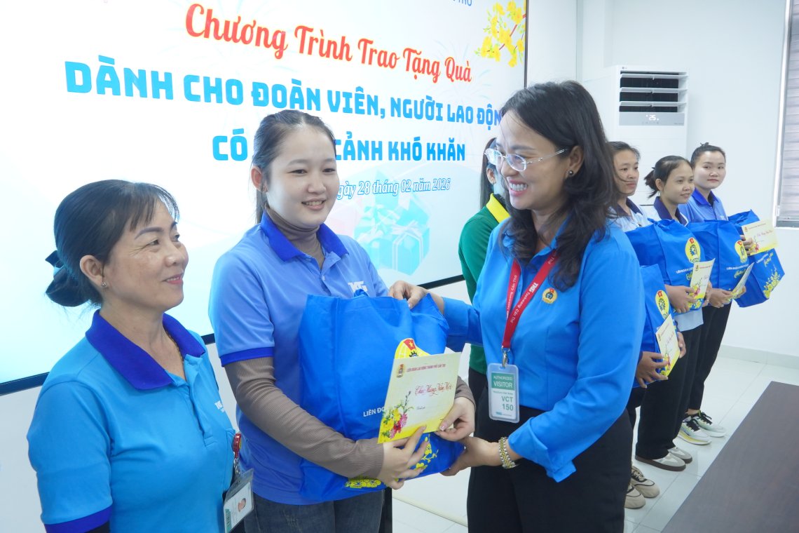 Bà Lê Thị Sương Mai – Chủ tịch LĐLĐ TP Cần Thơ tặng quà công nhân Công ty TNHH TKG Taekwang Cần Thơ. Ảnh: Tạ Quang
