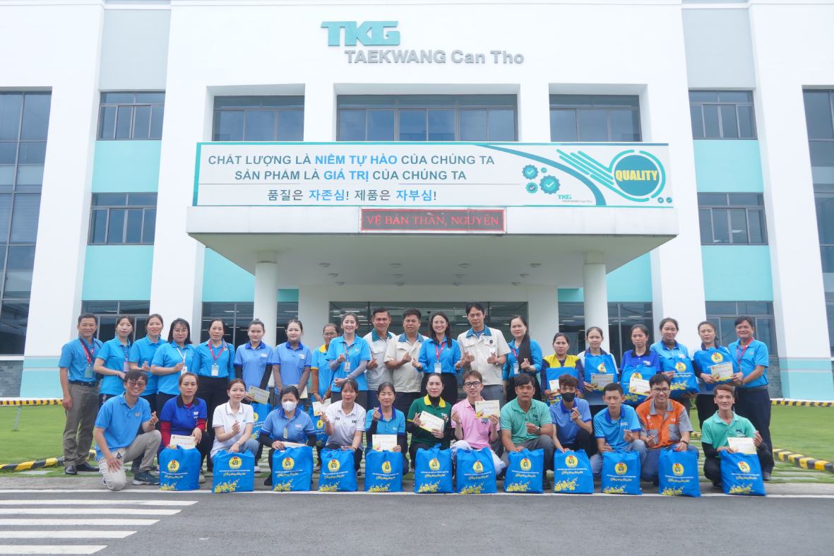 Bà Lê Thị Sương Mai – Chủ tịch LĐLĐ TP Cần Thơ cùng lãnh đạo công ty và công nhân Công ty TNHH TKG Taekwang Cần Thơ. Ảnh: Tạ Quang