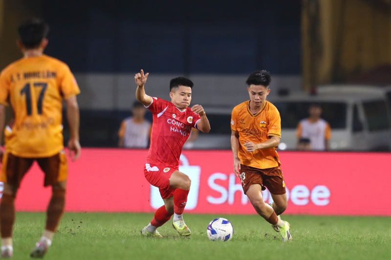 Hanoi Police meet Hoang Anh Gia Lai in round 14 of V.League. Photo: VPF