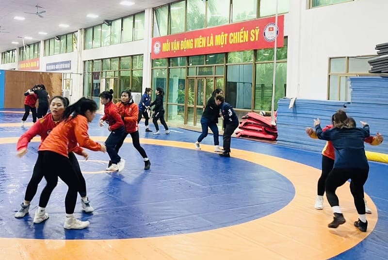 The national wrestling team thoroughly checks the players during training. Photo: Hoai Viet