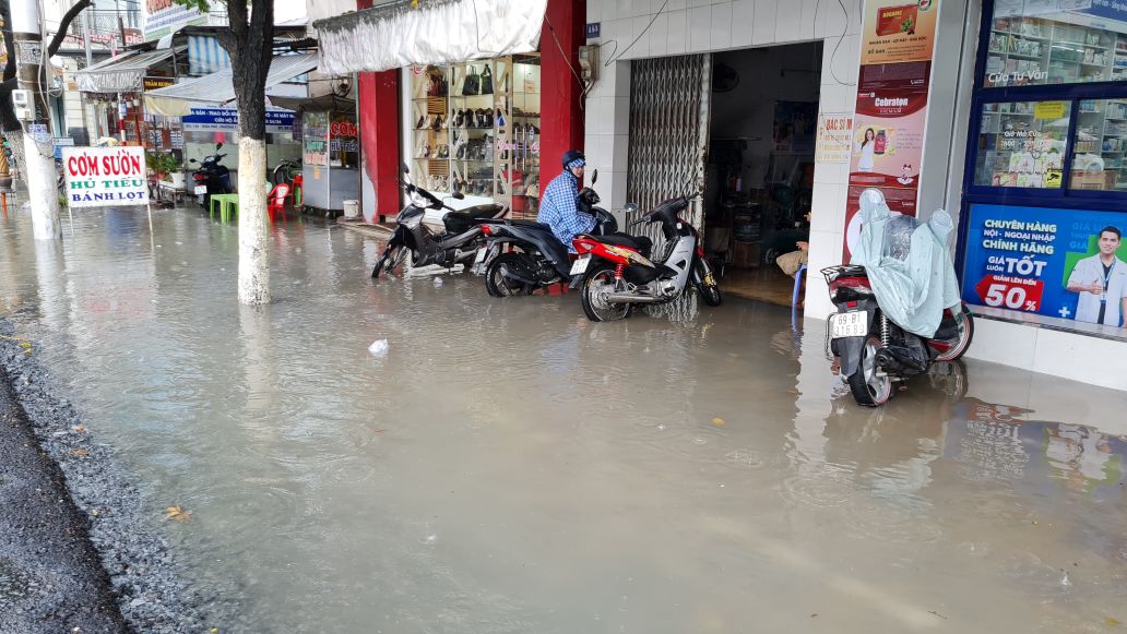 Due to unsynchronized infrastructure investment, although it has just rained out of season, people in Bac Lieu ward, Ca Mau province are experiencing flooding. Photo: Nhat Ho.