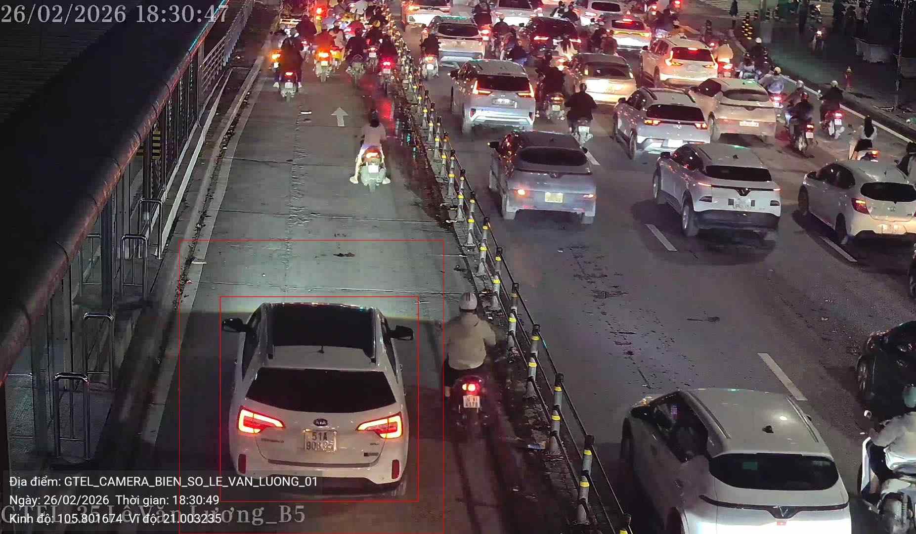 Cars entering the BRT lane on Le Van Luong street were recorded by AI cameras. Photo: Traffic Police Department