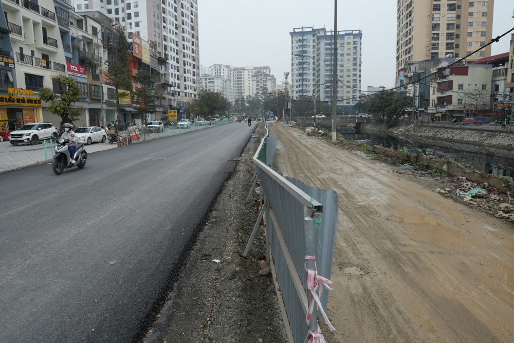 Đường Nguyễn Cảnh Dị kéo dài đã được thảm bê tông nhựa 1/2 mặt cắt ngang. Ảnh: Sóng Hữu