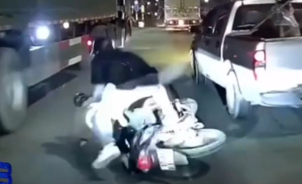 Người đi xe máy ngã nhoài xuống đất khi bị xe bán tải bất ngờ “tạt đầu“. Sự việc xảy ra tại Hà Nội. Ảnh cắt từ clip