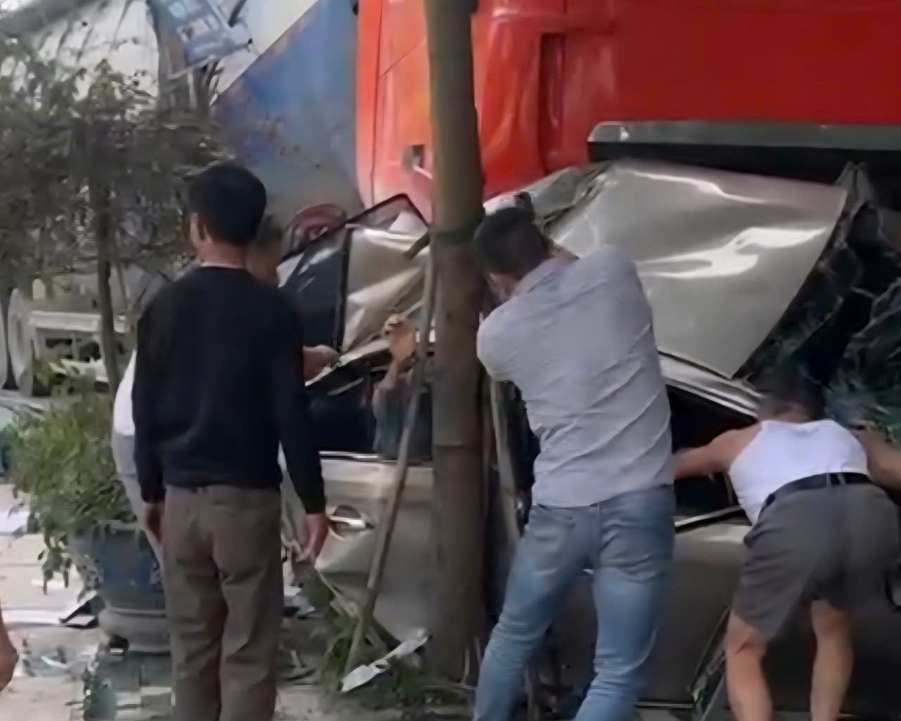 People break the car door to take the injured to the emergency room. Photo: Dieu Anh