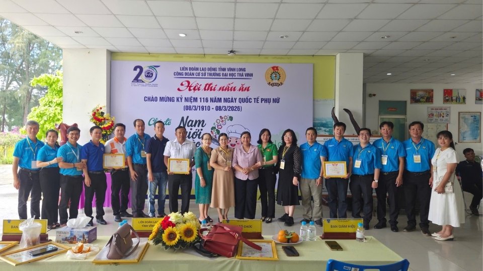 Male union members participate in the "Men in the Kitchen" contest organized by the school's Trade Union. Photo: Hoang Loc