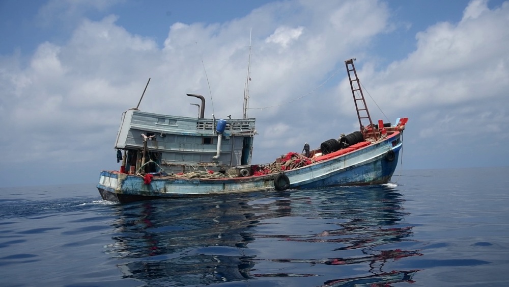 Functional forces of Coast Guard Region 4 Command have made a record and escorted the violating fishing vessel to Phu Quoc special zone. Photo: Duc Thai