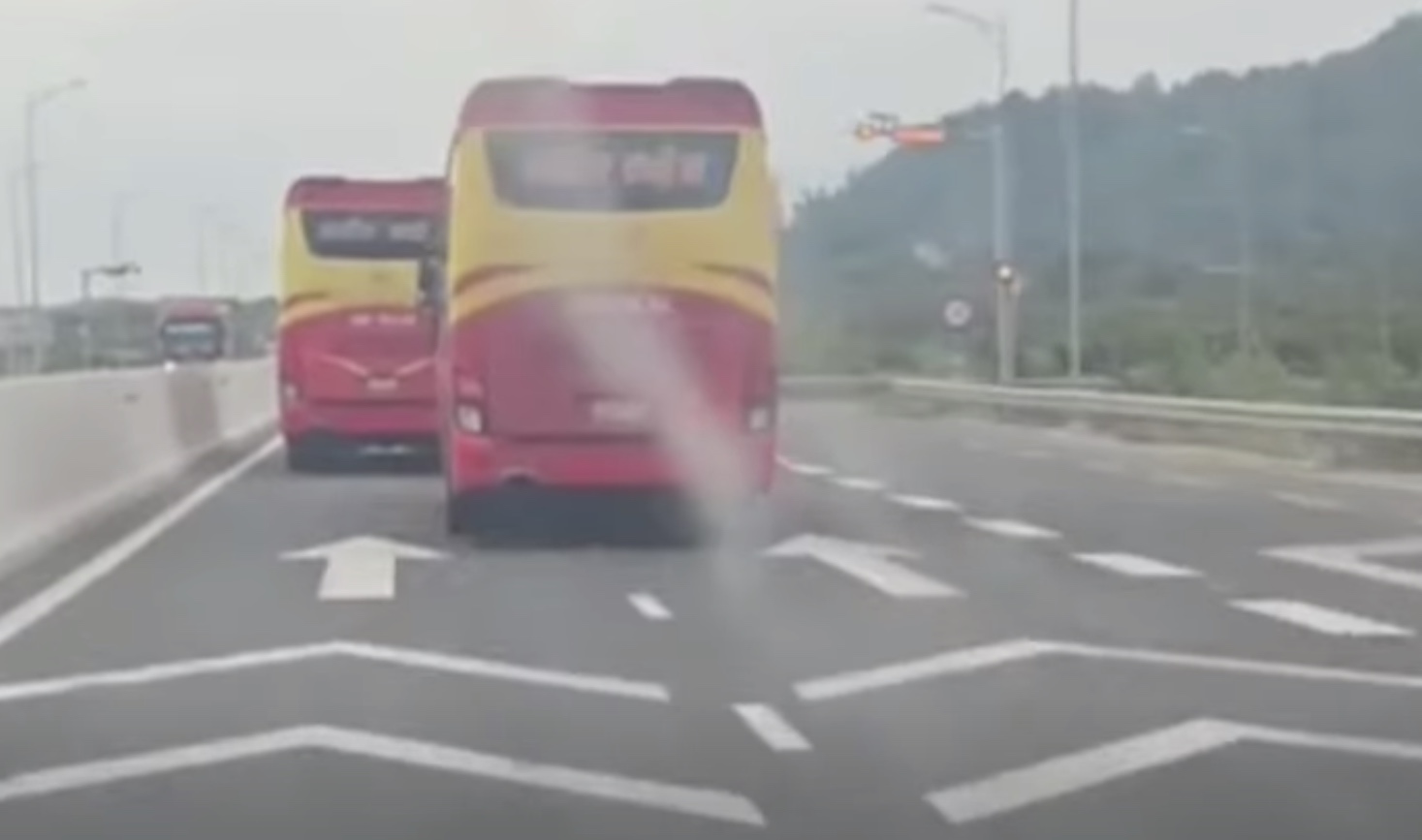 Traffic police forces have just fined drivers for changing lanes without signaling on the Nha Trang - Cam Lam expressway. Photo: Traffic Police Department