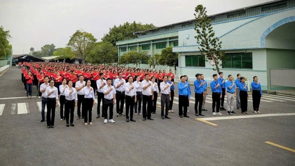 Công đoàn cơ sở tuyên truyền Bầu cử Quốc hội khóa XVI trong buổi chào cờ đầu tuần tại doanh nghiệp. Ảnh: Hoàng Lộc