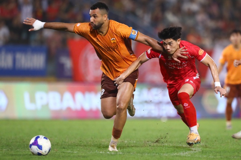 Hanoi Police continues to lead the V.League rankings. Photo: Minh Dan