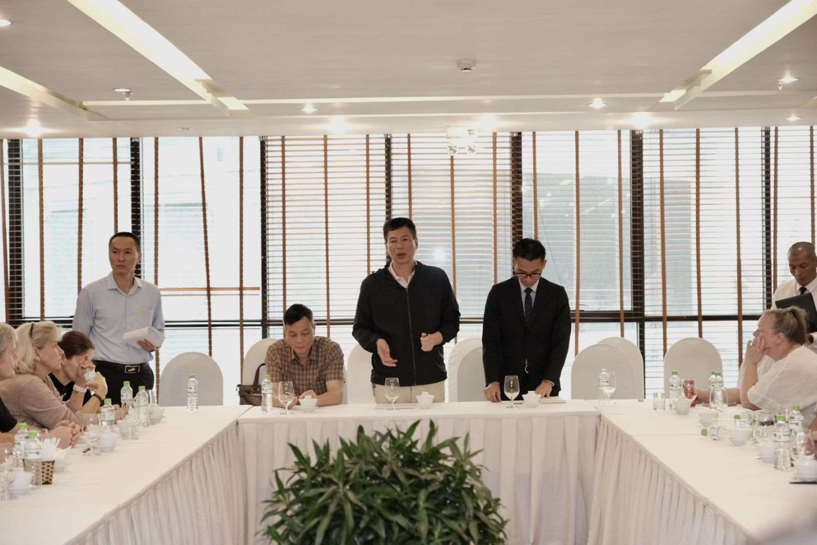 Đại diện các cơ quan liên quan của tỉnh Quảng Ninh tích cực hỗ trợ du khách ngay sau khi xảy ra cháy tàu. Ảnh: Ban Quản lý Di sản thế giới vịnh Hạ Long – Yên Tử