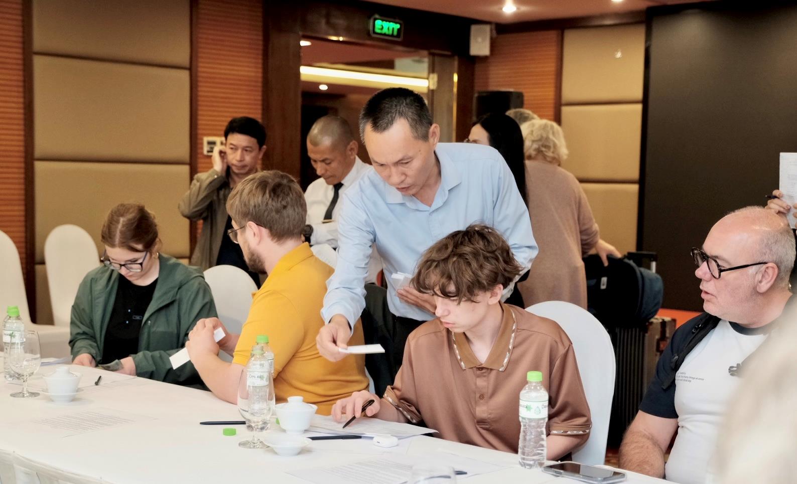 Functional agencies of Quang Ninh province and businesses provide initial support to tourists. Photo: Ha Long Bay - Yen Tu World Heritage Site Management Board