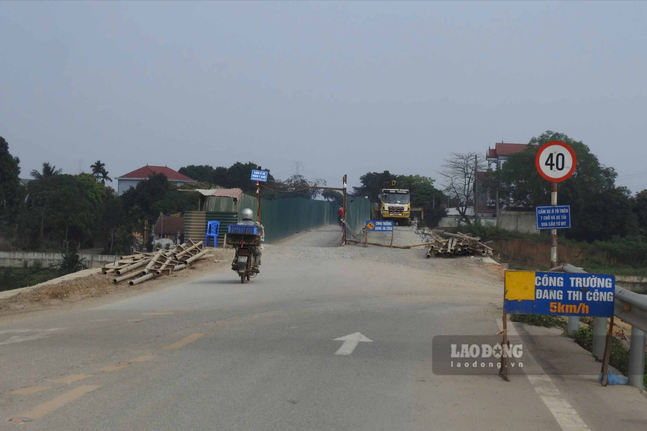 Cầu Tứ Mỹ vẫn đang cấm tải, các phương tiện tham gia giao thông chỉ có thể lần lượt đi trên 1 làn đường nhỏ hẹp. Ảnh: Tô Công.