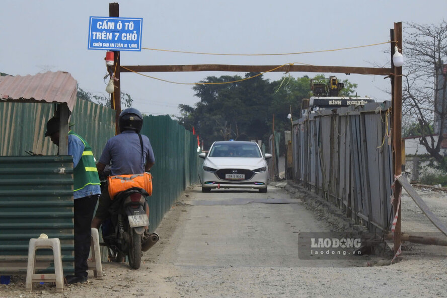 Đơn vị thi công bố trí người phân luồng giao thông ở 2 đầu cầu. Ảnh: Tô Công.