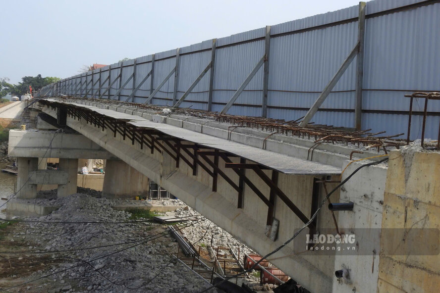 Phần lan can cầu đã được tháo dỡ. Ảnh: Tô Công.