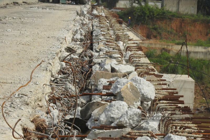 Mặt cầu đang được đào lên. Ảnh: Tô Công.