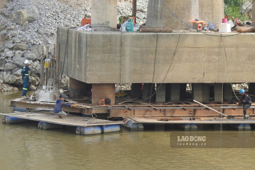 Các trụ cầu đang được gia cố. Ảnh: Tô Công.