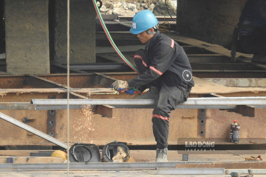 Các công nhân đang tập trung thi công hạng mục quan trọng này. Ảnh: Tô Công.