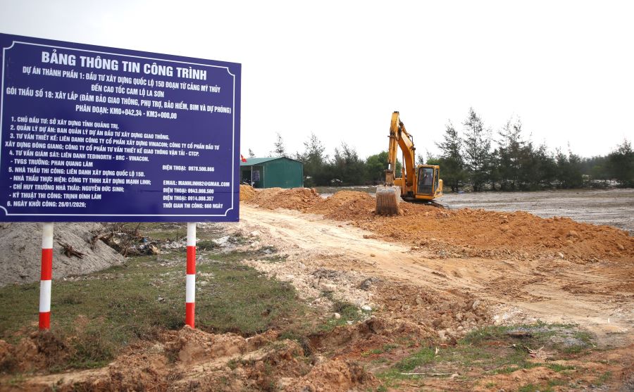 The beginning of the National Highway 15D construction project section. Photo: Hung Tho