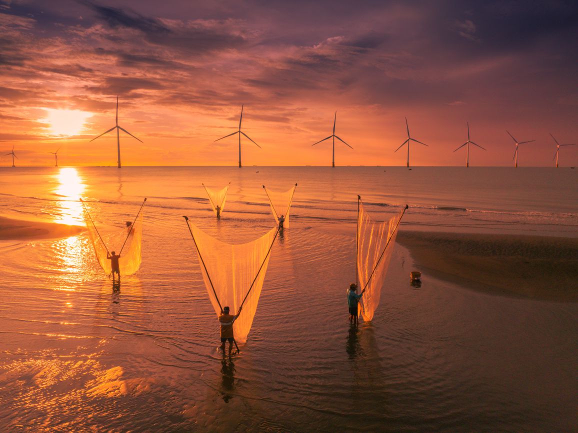 Làng chài bên cánh đồng điện gió Trà Vinh.