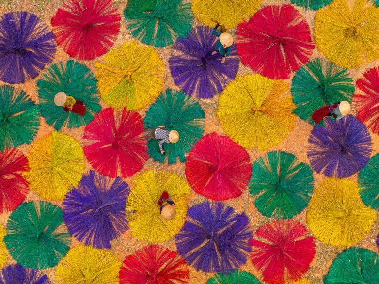 Dệt gấm thêu hoa.