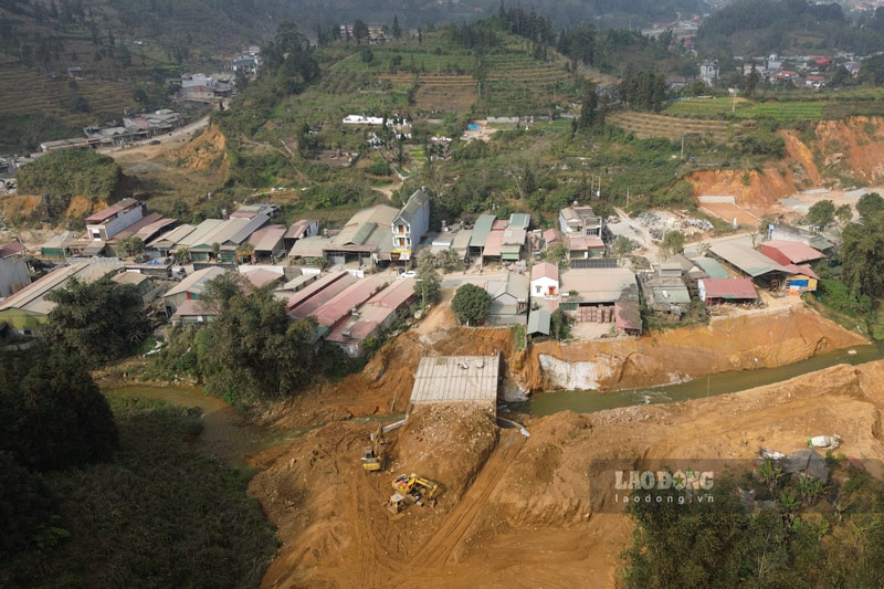 Hạng mục cầu, đường giao thông đang thi công. Ảnh: Đinh Đại