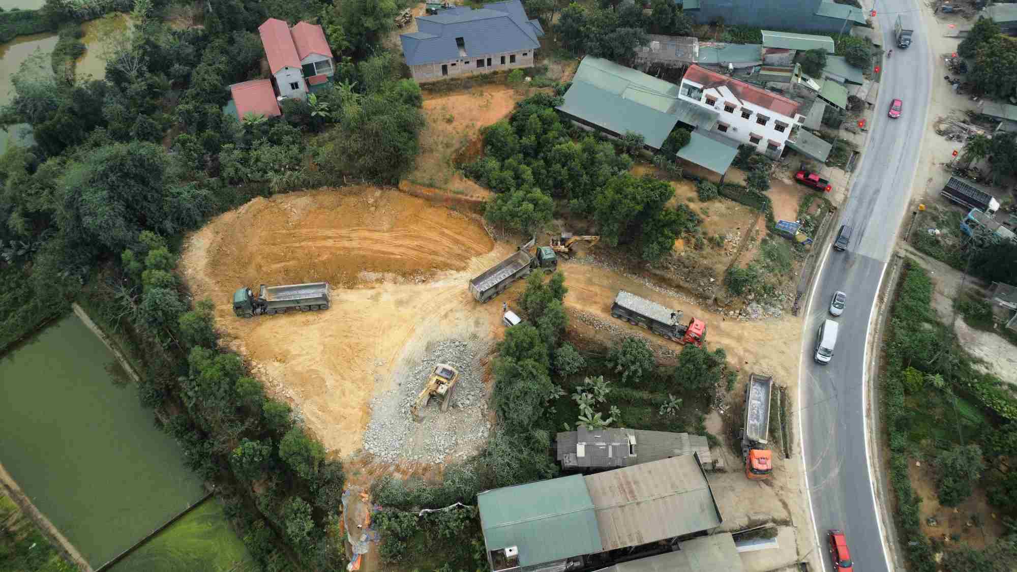 Bãi tập kết nằm sát khu dân cư. Ảnh: Việt Bắc