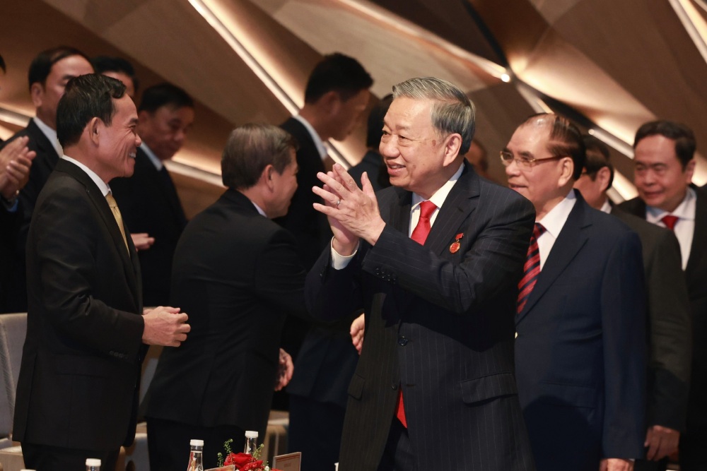 El Secretario General To Lam junto con líderes y ex líderes del Partido y del Estado asistieron a la ceremonia de elogio de 96 Secretarios de Célula del Partido sobresalientes y entregaron el Premio Hoz y Martillo de Oro. Foto: Hai Nguyen
